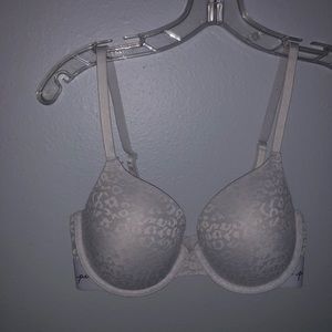 32 D love pink bra . Tshirt bra